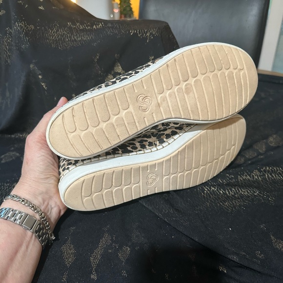 Clark’s flats - Picture 3 of 4